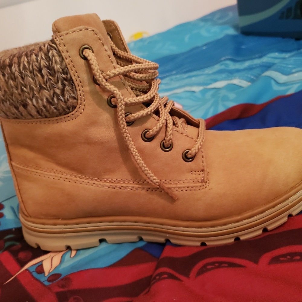 Cliffs by white mountain Keegan lace-up booties